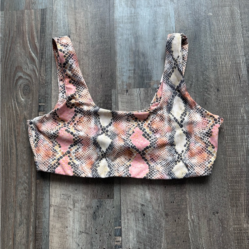 GapFit Studio Sports Bra with Animal Print